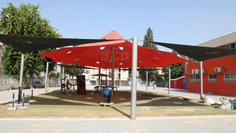 החצר החדשה בתיכון יעדים.JPG