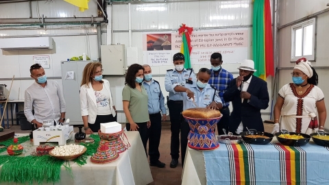 בציעת הלחם האתיופי על ידי גרמי מקונן.jpg