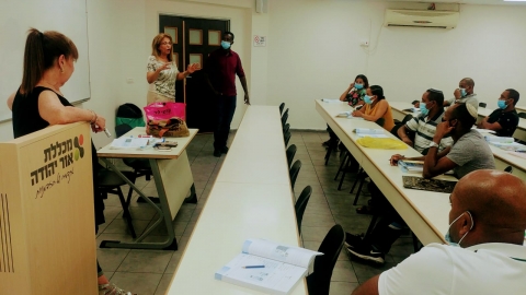 דלילה אשכנזי מנהלת אגף החינוך במפגש עם הסטודנטים.jpeg