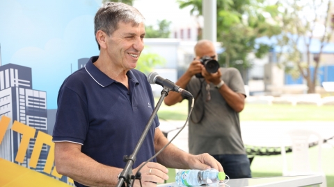 דני עטר נושא דברים בטקס.jpeg