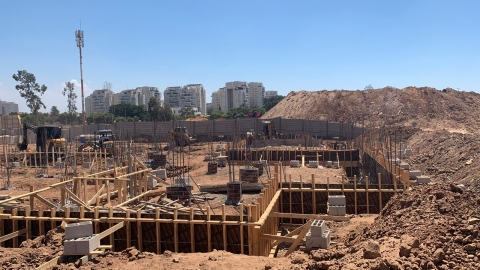 עבודות ביסוס במגרש שבו יוקם בית הספר יצחק נבון.jpg