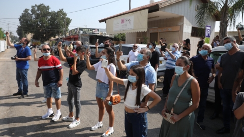 הקהל מצלם את ההריסה.jpeg