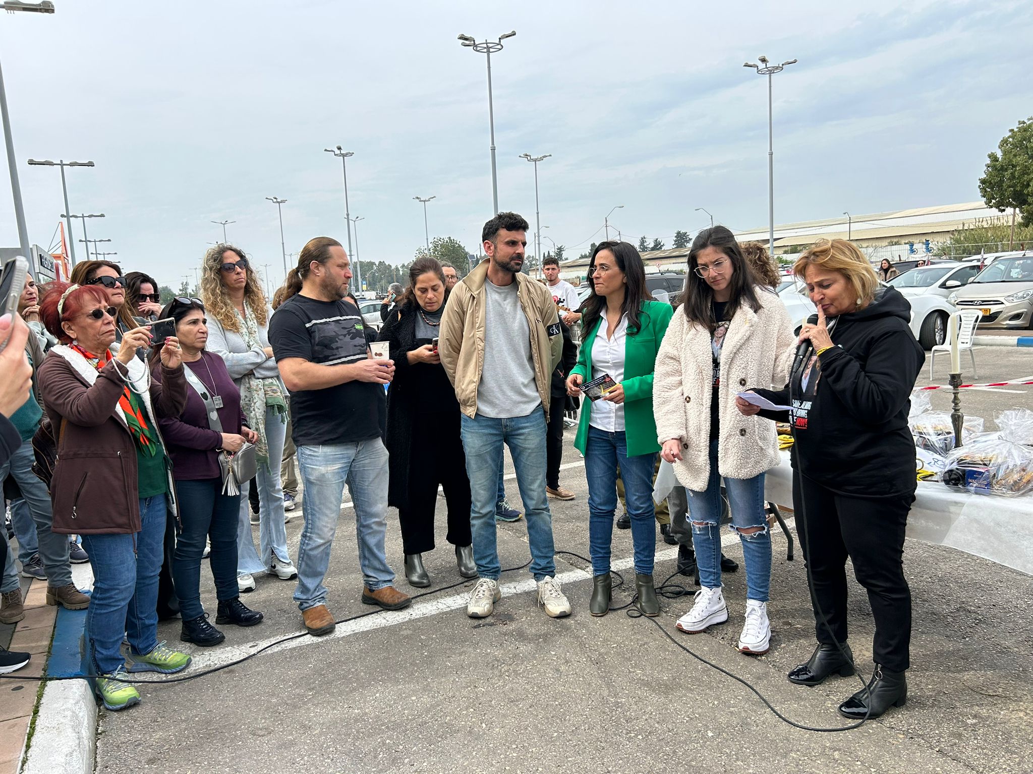 הצבעים לצביעת קיר הגרפיטי נתרמו ע"י מרכז הגבס, עסק מקומי שנרתם למשימה. בהמשך האירוע, סיפרה אורית מאיר לנוכחים על אלמוג וקראה לתמוך בעסקה לשחרורו. ראש העיר, ליאת שוחט, וסגנה, אלירן אליה, נשאו דברים, הודו למשתתפים וחיזקו את משפחתו של אלמוג. בתום האירוע הופרחו בלונים תוך תפילה לשחרורו של אלמוג ושל כל החטופים במהרה.    