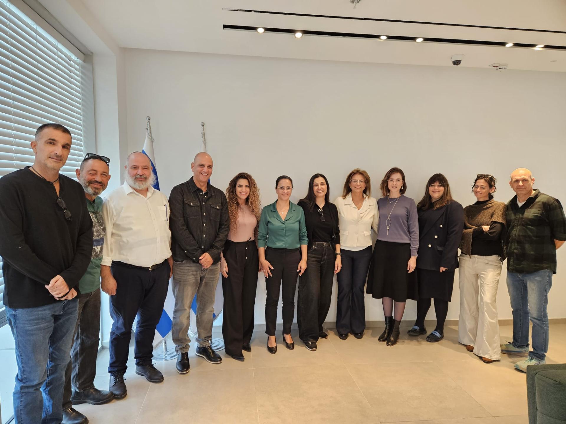 תמונה של מנהלי בית הספר ברחבת העירייה