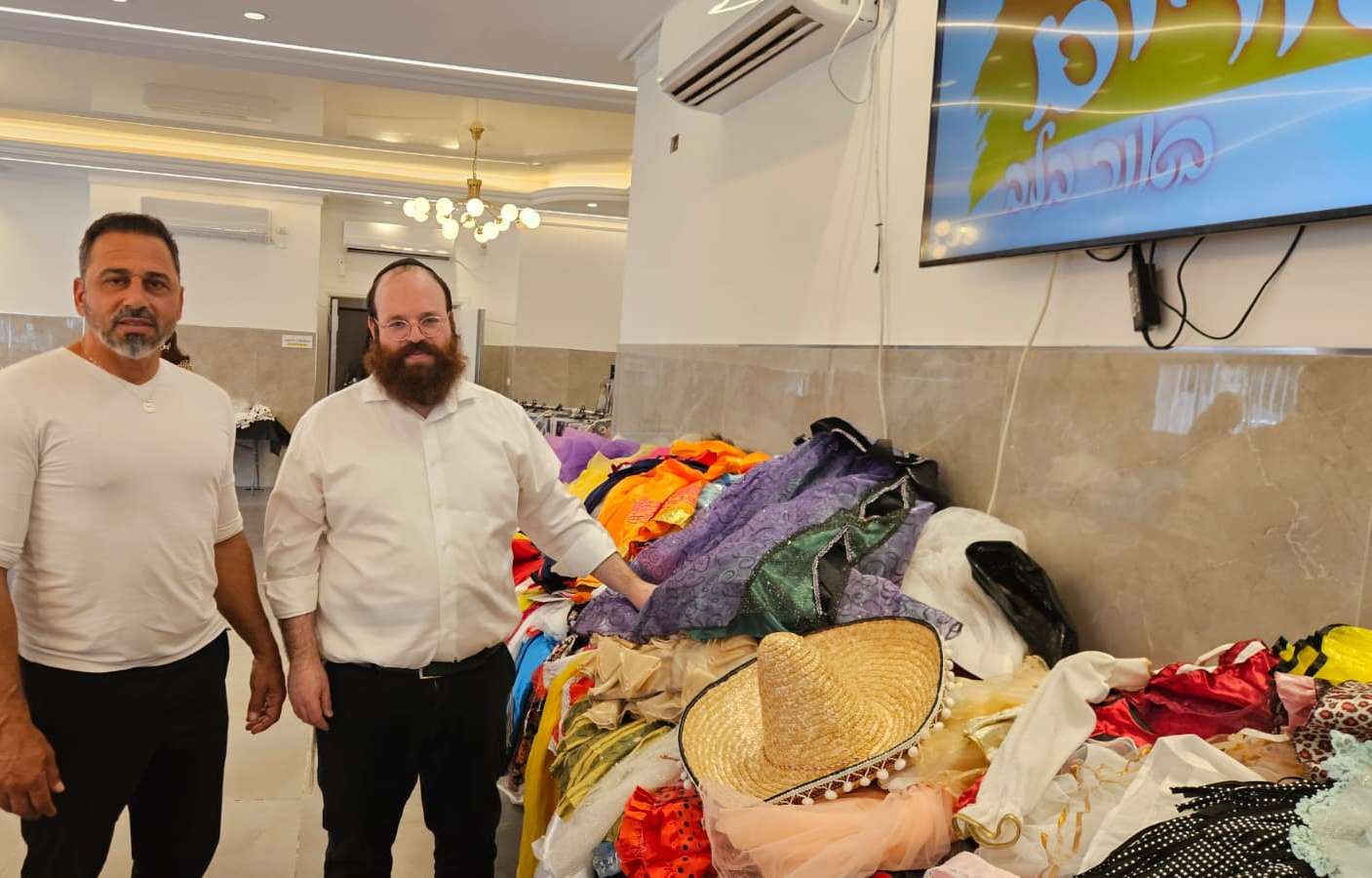 חלוקת תחפושות אור בלב חבד