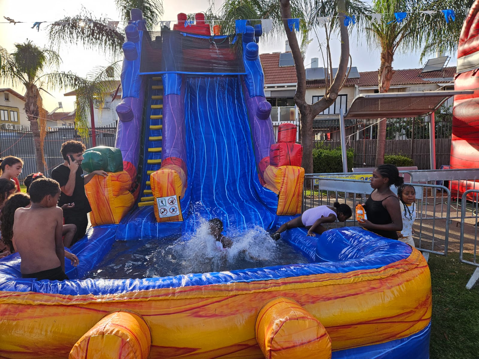 חוגגים שבועות בגן התשעה 2